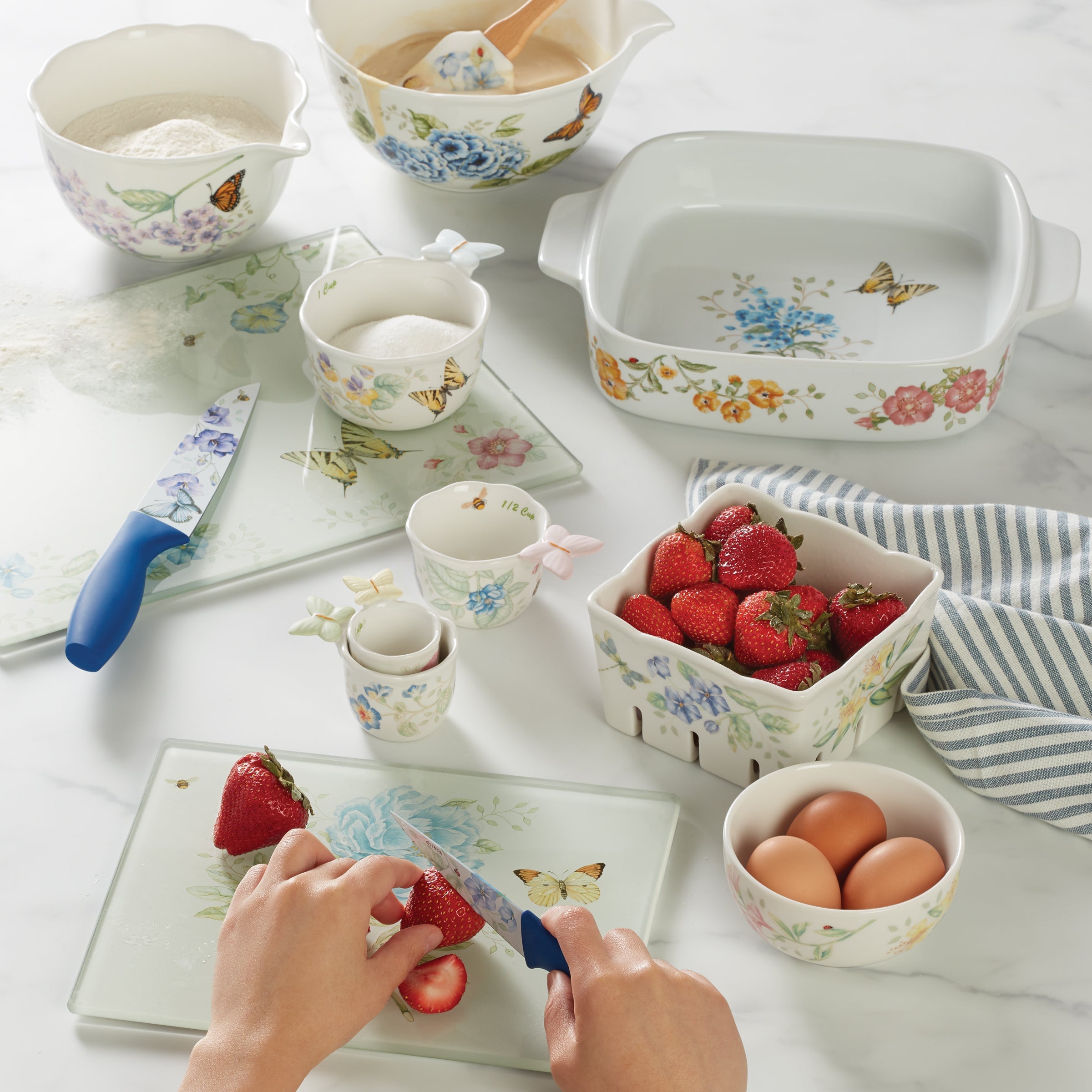 Porcelain Berry Bowl - Image 3